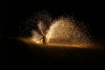 Skifahrer mit Feuerwerk auf dem Rücken