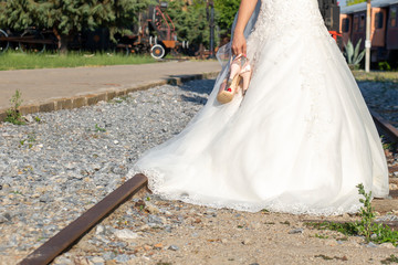 Obraz premium bride walking the railway, wedding concept