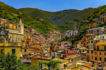 Fototapeta na wymiar Blick auf die gelben Häuser in den Bergen von Ligurien