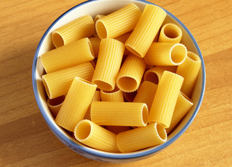 Rigatoni crudi visti dall'alto. Pasta italiana ottima per la dieta mediterranea.