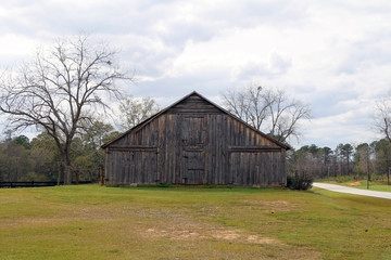 Obraz premium cloudy sky vintage old barn grass field