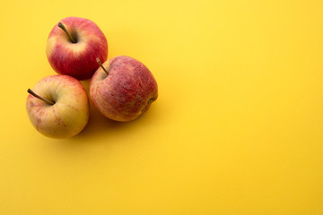 Czerwone jabłka na żółtym tle