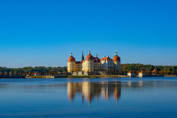 Weitblick auf das Schloss Moritzburg und den See in Dresden