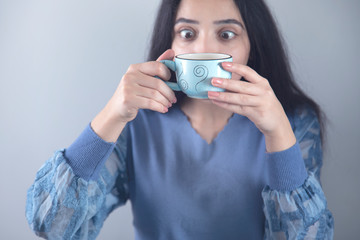 Fototapeta premium woman hand holding cup of tea
