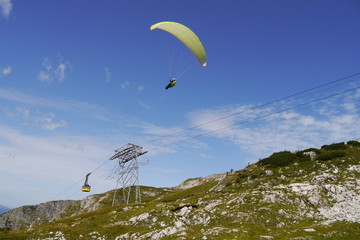 Gleitschirm und Seilbahn in den Alpen