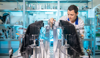 adjustment of the machine to precise 3D measurements of plastic products for the automotive industry