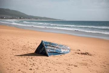 Crédence de cuisine en verre imprimé Plage de Bolonia, Tarifa, Espagne Boat carcass with Blue Paints on the Sandy Beach of Bolonia Spain with Ocean View