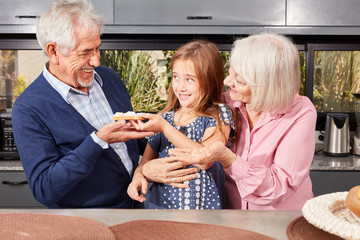 Enkeltochter teilt ihr Brot mit dem Großvater