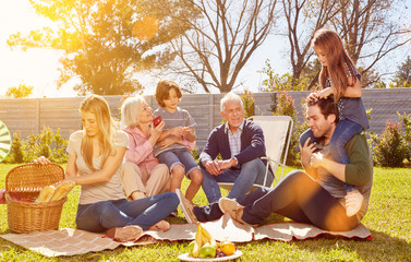 Familie feiert Geburtstag im Garten mit Picknick