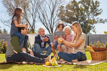 Erweiterte Familie macht ein Picknick im Garten