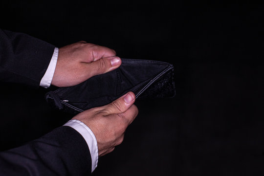 Empresario abriendo cartera vac&iacute;a 