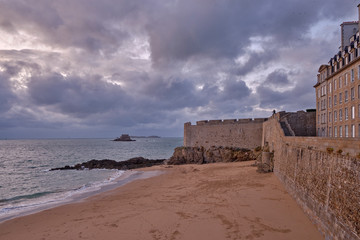 Fototapeta na wymiar the walled city of Saint Malo in Brittany France