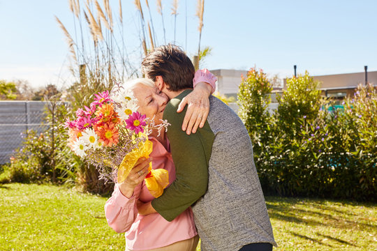 Mutter bedankt sich bei Sohn f&uuml;r den Blumenstrau&szlig;