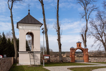Kościół Wniebowstąpienia Pańskiego w Strabli wzniesiony w I połowie XVII wieku. Usytuowany...