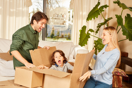 Eltern und Sohn haben Spa&szlig; beim Auspacken