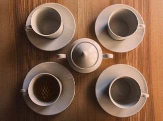 Cuatro tazas blancas para el café