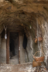 cueva de la vieja del monte. recreacion de cueva habitada