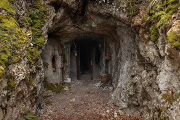 Fototapeta na wymiar cueva de la vieja del monte. recreacion de cueva habitada