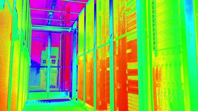 Wärmebild Video mit einer Wärmebildkamera in einem Rechenzentrum von einem Kaltgang mit Server Racks