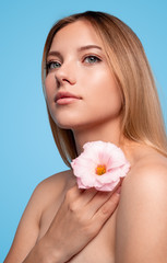 Obraz na płótnie Canvas Tender model with radiant skin and flower