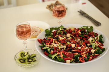 Salat mit Rose Wein