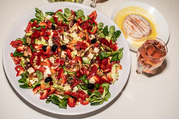 Salat mit Rose Wein