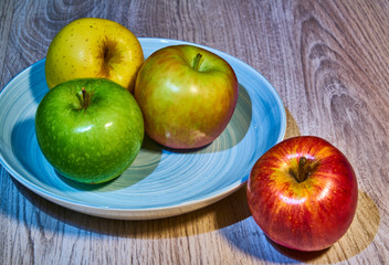 apples on plate and table