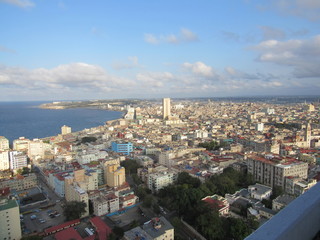 Obraz premium Havana,Cuba - January 28, 2020: Top view of the city and sea shore in Havana, Cuba.
