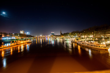 Fototapeta na wymiar Bremen bei nacht Brücke über der Weser