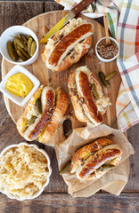 Leckere Hot Dogs mit Bratwurst