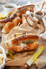 Leckere Hot Dogs mit Bratwurst