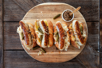 Leckere Hot Dogs mit Bratwurst