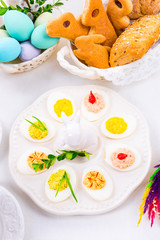 The perfect table with colorful table decorations for Easter
