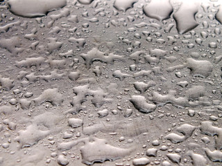 Wassertropfen beim Waschbecken