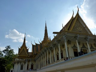 Fototapeta premium Golden roofs of Royal Palace in Phnom Penh during evening, Cambodia