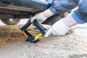 The master installs a jack for car repair