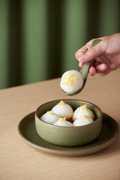 Che troi nuoc, Vietnamese mung bean paste wrapped in shell of glutinous rice flour