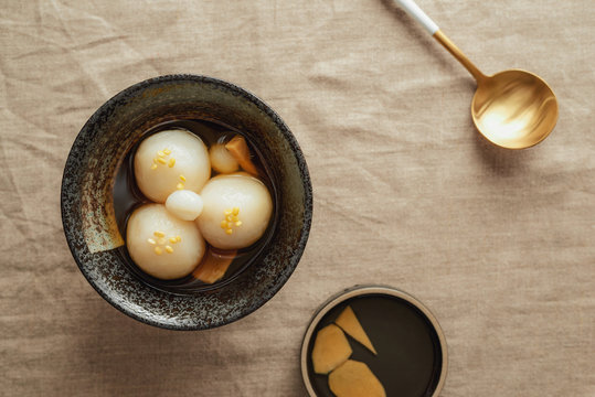 Bowl of sweet glutinous ball soup, Che Xoi Nuoc Vietnamese's cuisine