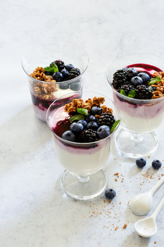 Breakfast Parfait with Yogurt, Berries and Granola