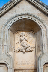 Betender Engel in einem Grabstein auf einem Friedhof in Spanien
