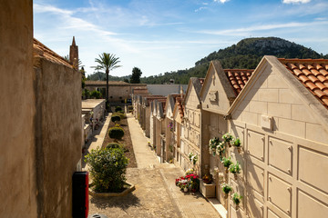 Fototapeta na wymiar Blick über einen Friedhof in Spanien 