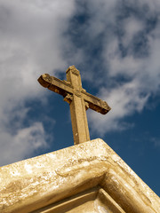Schönes Steinkreuz vor dramatischem Himmel in Spanien