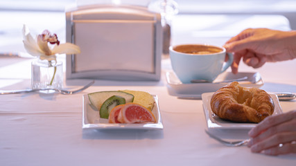 Desayuno cafe croisant con vistas al mar
