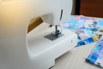 What will quarantine do at home? Engaged in sewing children's protective masks