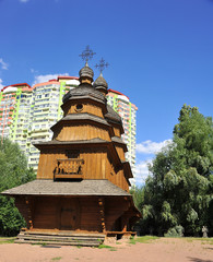 Православная Церковь на фоне голубого неба. Украина....