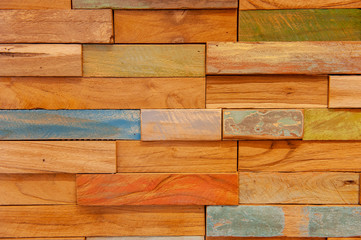 カラフルな木製タイルの壁