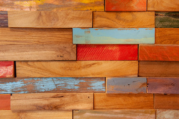 カラフルな木製タイルの壁