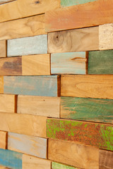 カラフルな木製タイルの壁