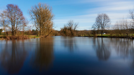 Fototapeta na wymiar 15 minütige Belichtung des Neckars im Winter