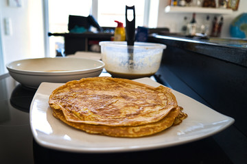Dessert Nachspeise Vollkorn Crepe Pfannkuchen beim braten in einer weißen Pfanne mit Rührschüssel